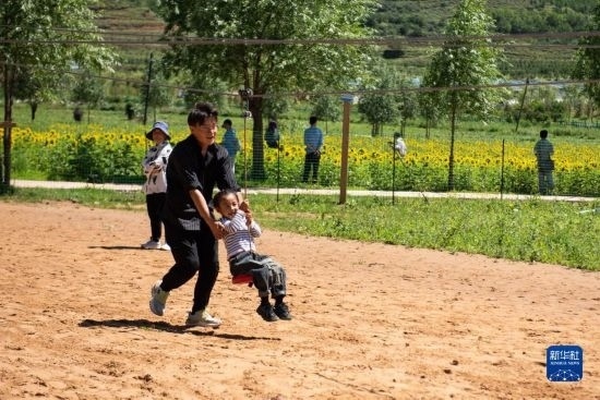8月12日，游客在寧夏固原市涇源縣大灣鄉(xiāng)楊嶺村玩耍。新華社記者 李旭倫 攝