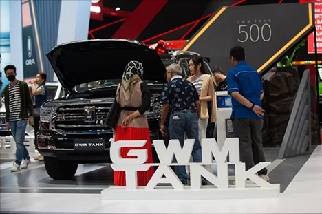 印尼消費者參觀長城汽車的展臺。趙猛 攝