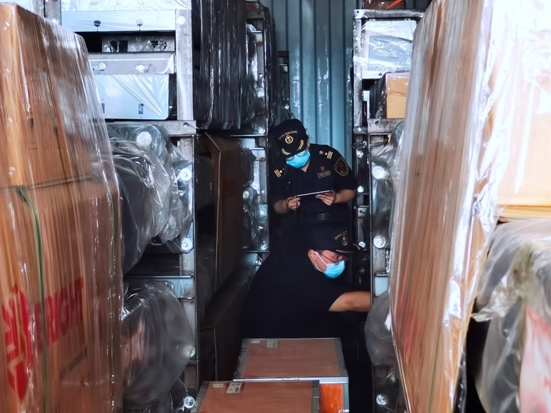 關員利用工業(yè)內窺鏡在集裝箱內進行查驗。人民網記者 栗翹楚攝