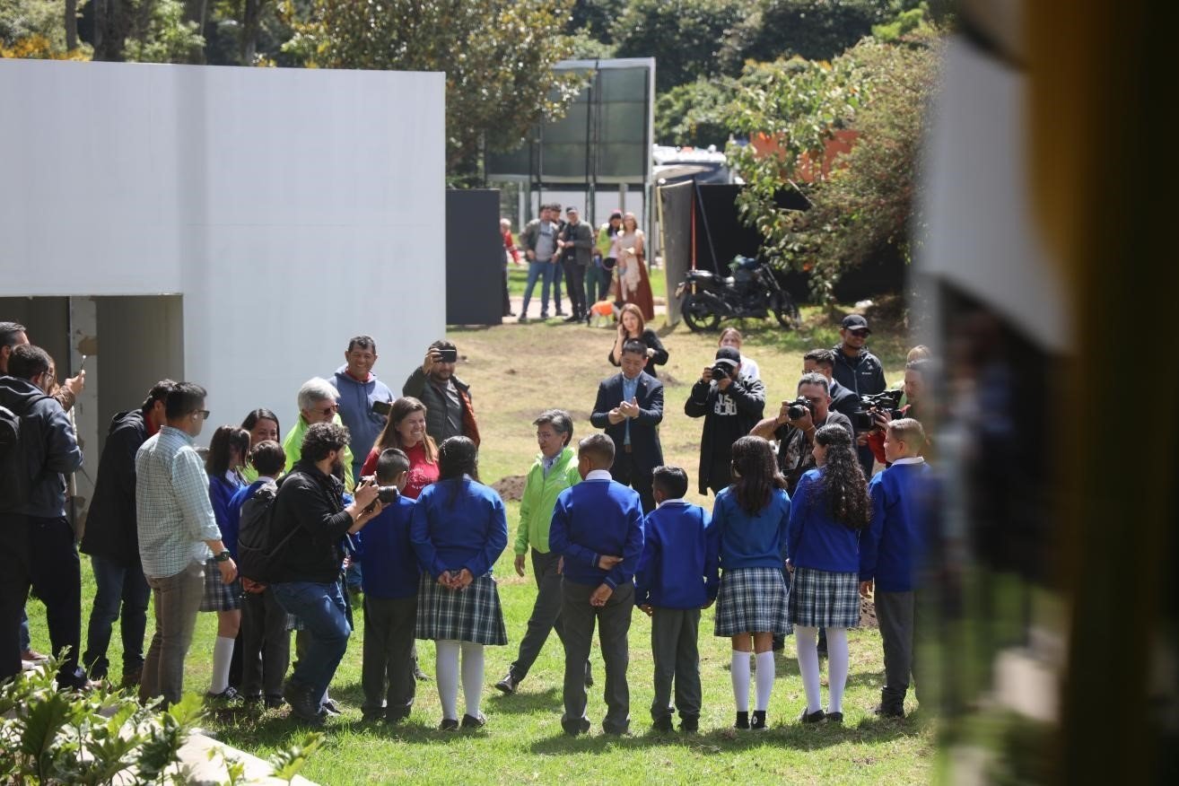 波哥大市長克勞迪婭·洛佩茲與參加活動的學(xué)生代表交流。中國港灣波哥大地鐵一號線項(xiàng)目供圖