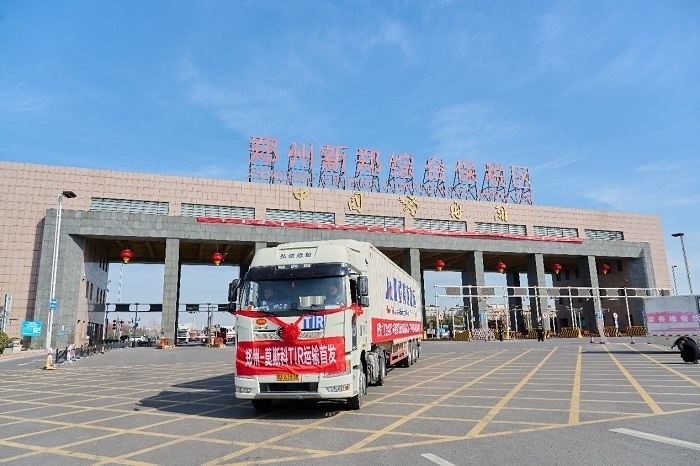 2023年2月20日，鄭州—莫斯科TIR運(yùn)輸首發(fā)車輛駛出鄭州新鄭綜合保稅區(qū)。新鄭海關(guān)供圖