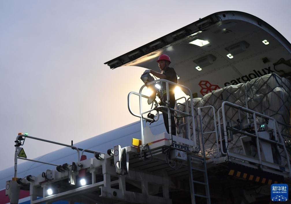 8月1日，工作人員在中國鄭州新鄭國際機場為一架盧森堡貨航貨機裝貨。新華社記者 李嘉南 攝