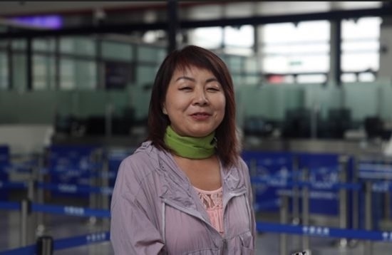 7月22日，曾經在老撾瑯勃拉邦工作過3年的加拿大華僑孫月玲乘坐中老鐵路國際旅客列車從中國出境。衛(wèi)海林 攝