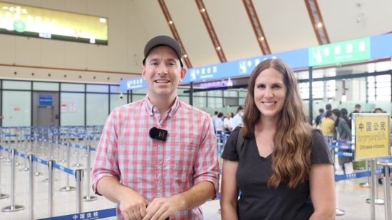 6月13日，來自美國的德拉古（Dragoo）夫婦將首次乘坐中老鐵路國際旅客列車從中國出境。李揚 攝