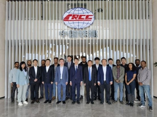 中國土木福州設(shè)計院埃塞分院團(tuán)隊合影。受訪對象供圖