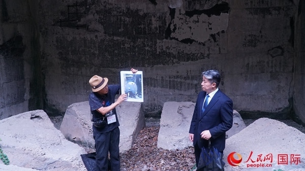 毒氣島歷史研究所事務局長山內正之在毒氣儲存遺址為大家介紹日軍發(fā)動毒氣戰(zhàn)的罪證。人民網 蔣曉辰攝