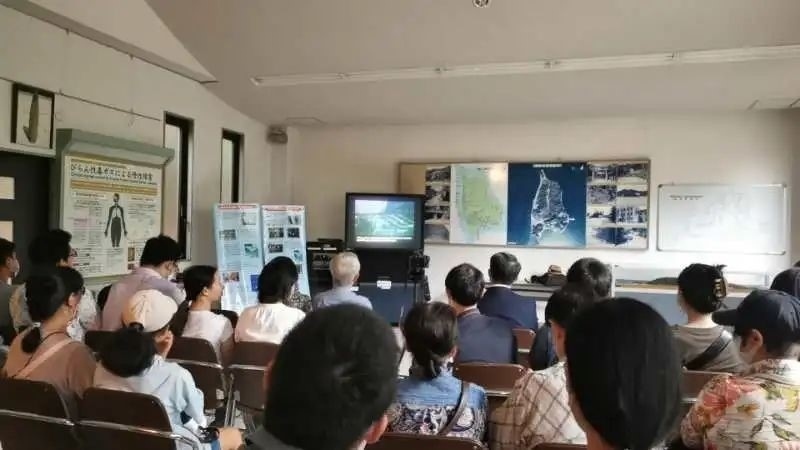 觀看日軍發(fā)動毒氣戰(zhàn)的影像資料。中國駐大阪總領事館供圖