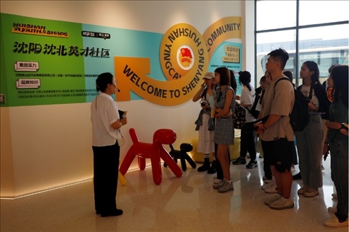 記者團在輝山英才社區(qū)采訪。北京外國語大學 許青攝