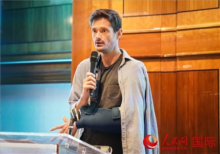 萊昂·麥卡倫分享張家界故事。人民網(wǎng) 郭錦標(biāo)攝