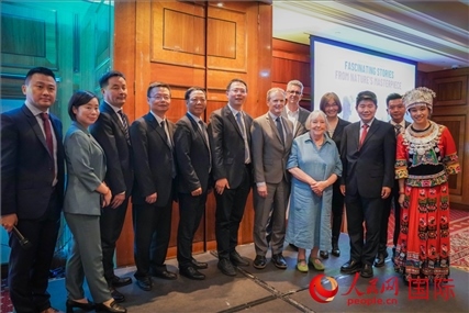 張家界文化旅游推介會(huì)部分嘉賓合影。人民網(wǎng) 郭錦標(biāo)攝