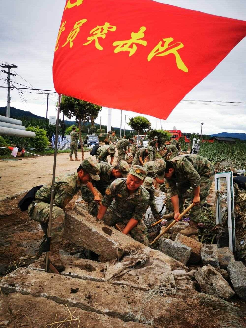 8月7日，陸軍第78集團(tuán)軍某旅組織黨員突擊隊在吉林舒蘭市七里鄉(xiāng)清理路障。新華社發(fā)（劉洋 攝）