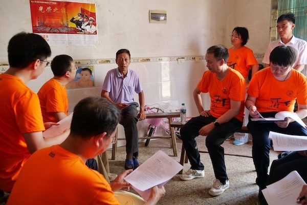 江西上饒“千村調(diào)查”分隊于余干縣上西源村入戶調(diào)查。校方供圖