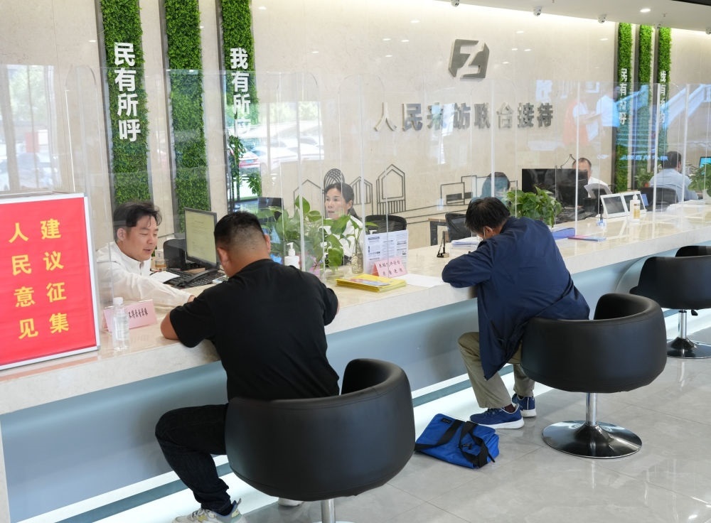 在杭州市余杭區(qū)社會治理中心，工作人員在接待前來上訪的群眾（5月25日攝）。新華社記者 翁忻旸 攝