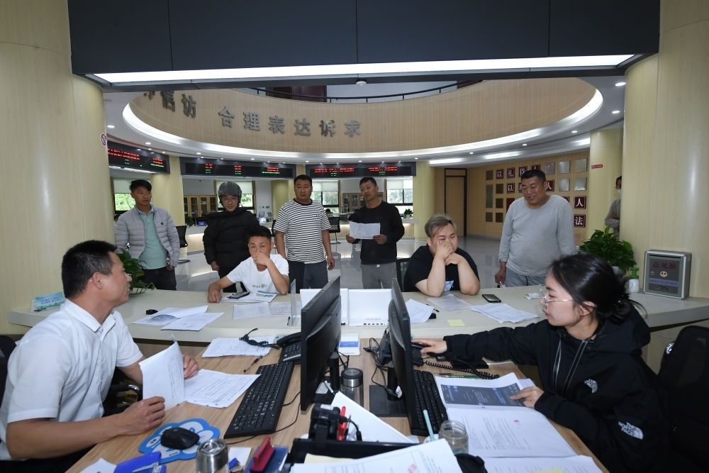 浙江省安吉縣社會治理中心工作人員在處理群眾信訪訴求（5月8日攝）。新華社記者 翁忻旸 攝