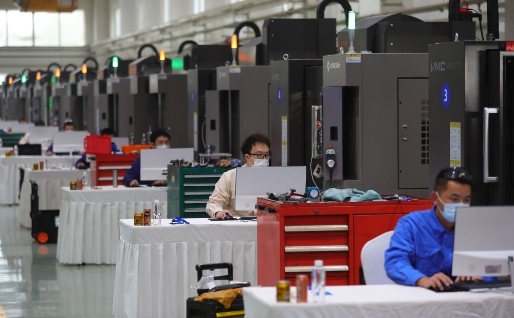 參賽選手在在2022“一帶一路”暨金磚國家技能發(fā)展與技術創(chuàng)新之“通用技術杯”數(shù)控多軸加工大賽中比拼（2022年11月10日攝）。新華社記者 楊青 攝