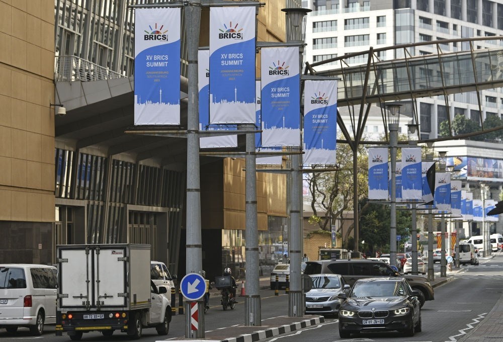 這是8月17日在南非約翰內斯堡拍攝的金磚峰會條幅。金磚國家領導人第十五次會晤將于南非約翰內斯堡舉行。新華社記者 陳誠 攝