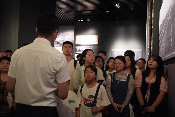 （講解員為記者團(tuán)同學(xué)們講述歷史。北京舞蹈學(xué)院 全峻汐攝