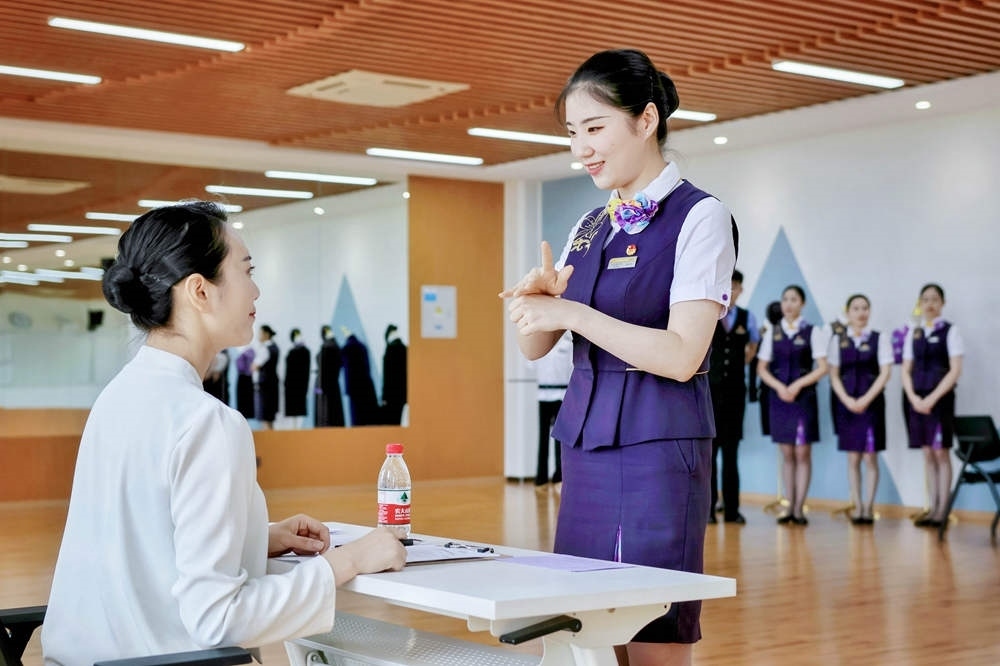 手語(yǔ)培訓(xùn)與考核。