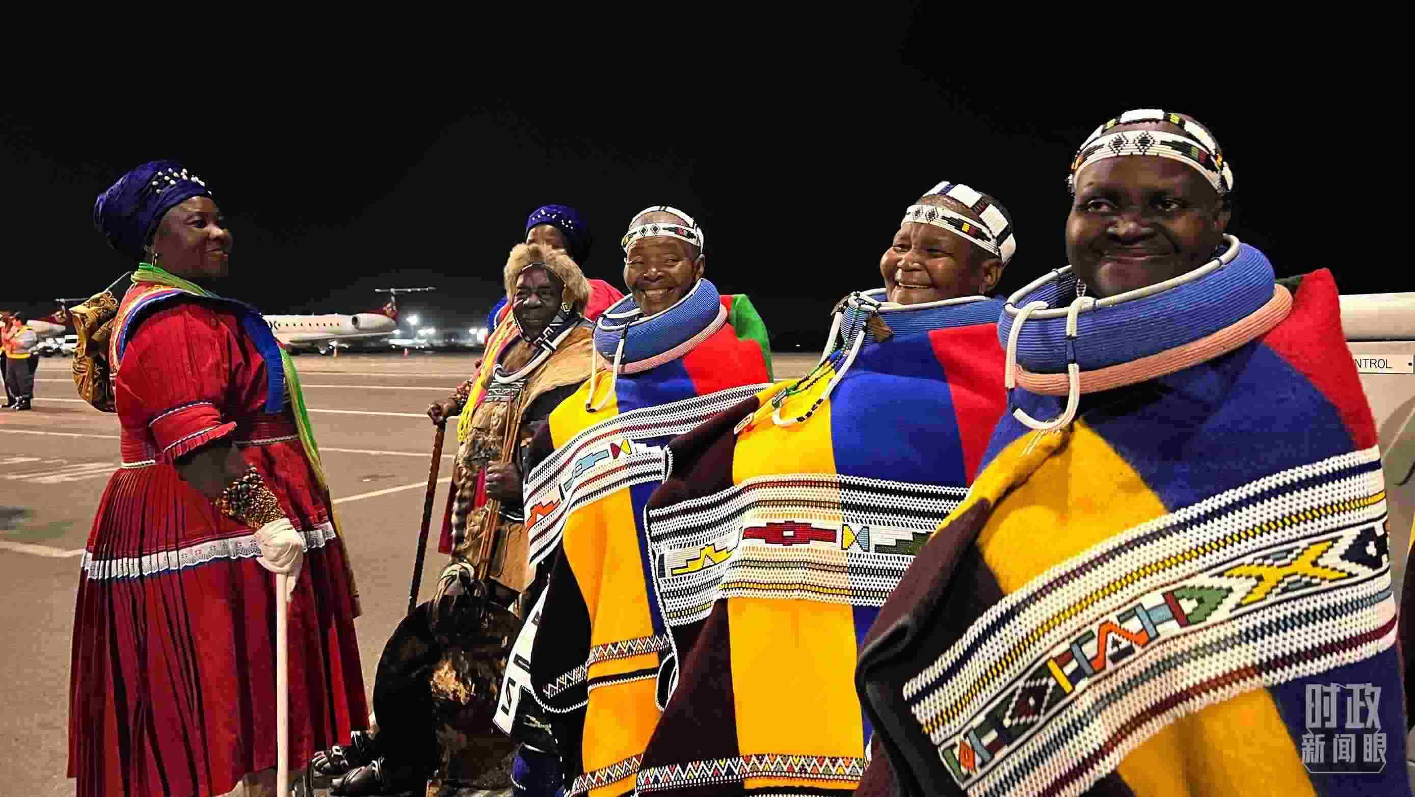 △身穿民族服裝的當?shù)孛癖?。（總臺央視記者程鋮拍攝）