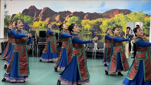 臨潢家園社區(qū)居民在烏蘭牧騎排練廳編排舞蹈。人民網(wǎng)記者 金洪花攝