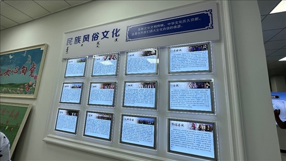 社區(qū)服務(wù)中心內(nèi)民族風(fēng)俗文化墻。人民網(wǎng)記者 金洪花攝