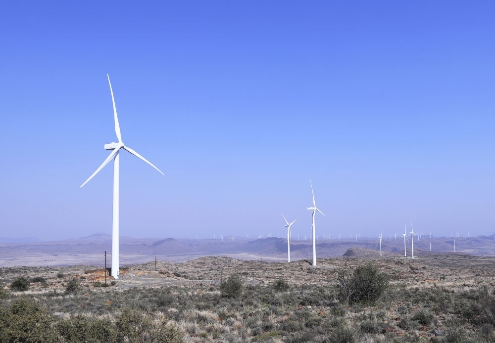 這是在南非北開普省德阿鎮(zhèn)拍攝的德阿風(fēng)電項(xiàng)目風(fēng)機(jī)（2023年8月10日攝）。由中國龍?jiān)措娏瘓F(tuán)南非公司運(yùn)營的德阿風(fēng)電項(xiàng)目每年發(fā)電量超過7.5億千瓦時(shí)，相當(dāng)于節(jié)約20多萬噸標(biāo)準(zhǔn)煤，減排二氧化碳約70萬噸。