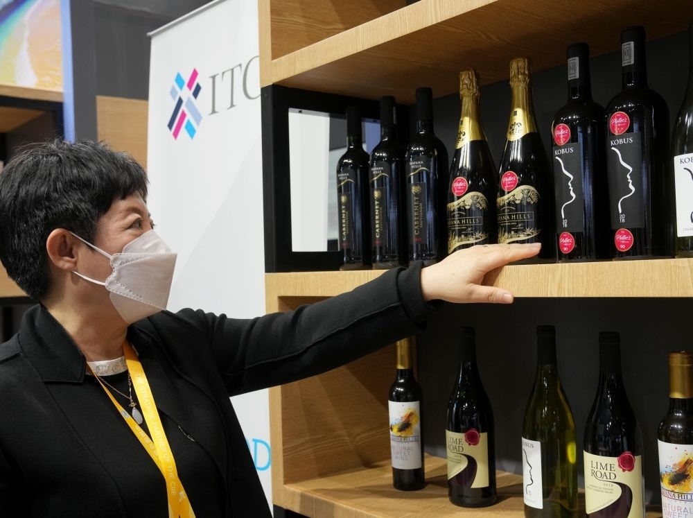 這是在中國上海舉行的第五屆進(jìn)博會(huì)上拍攝的來自南非的葡萄酒（2022年11月7日攝）。