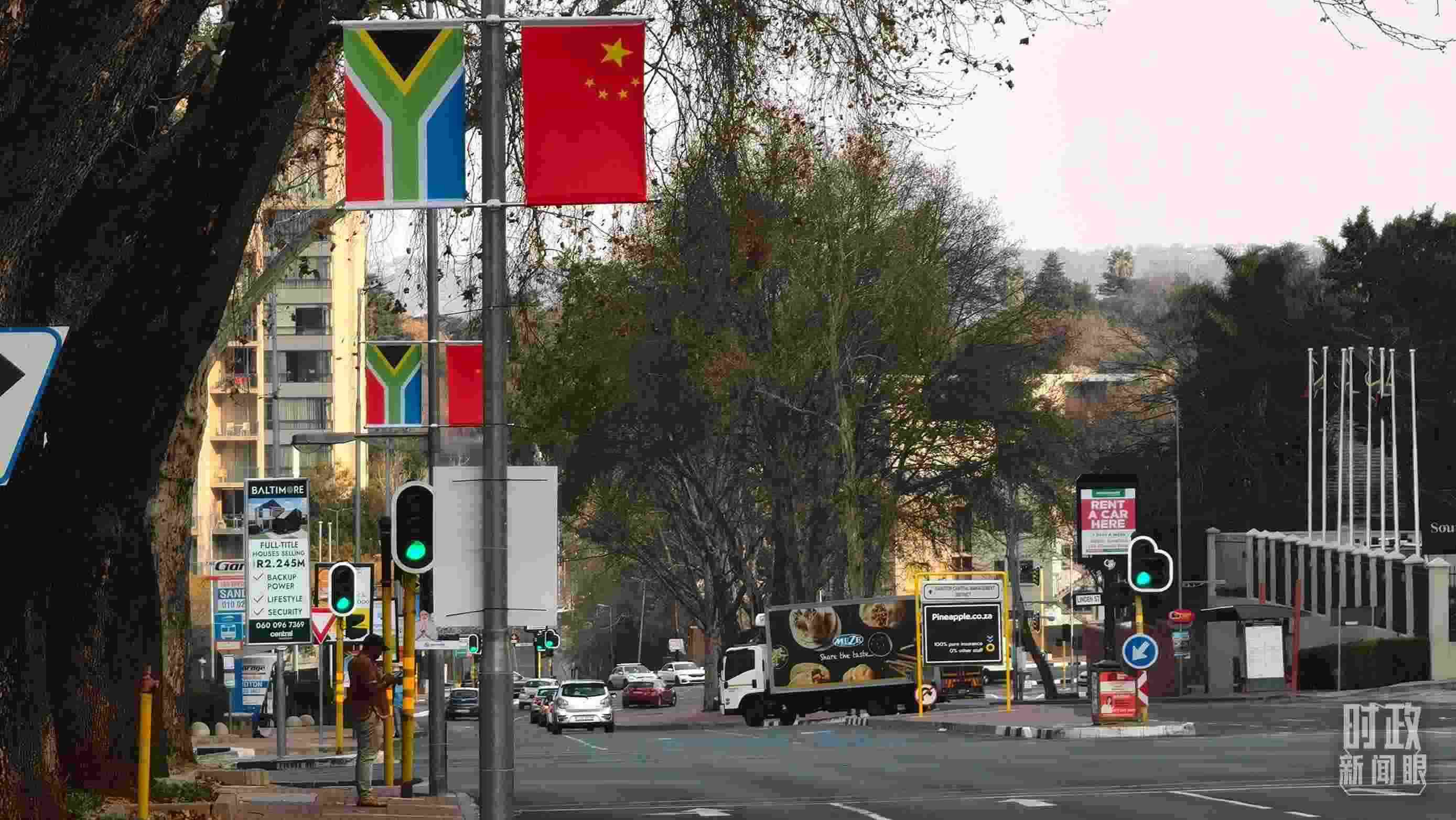 △約翰內(nèi)斯堡街道兩側(cè)懸掛的中國國旗。（總臺央視記者韓銳拍攝）