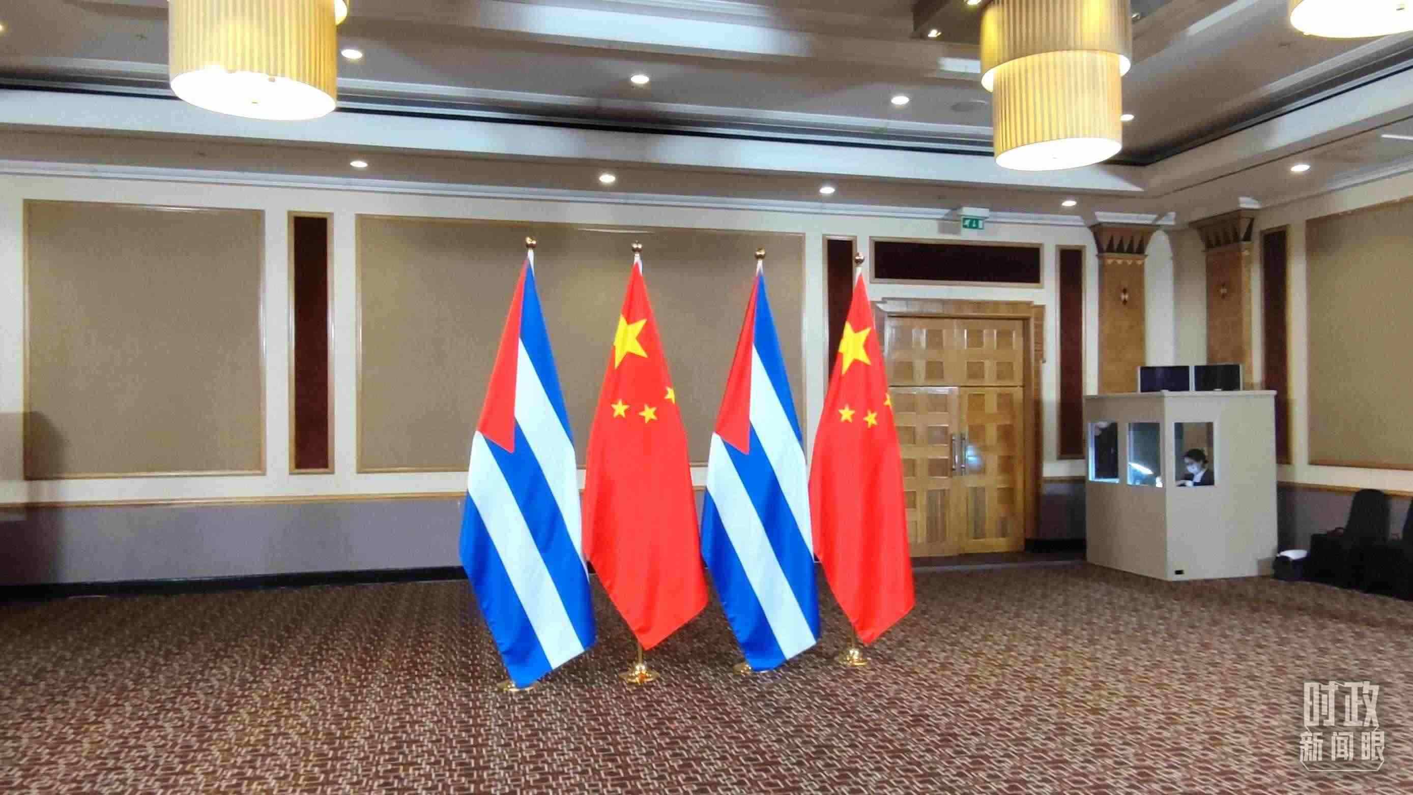 △會見現(xiàn)場的中古兩國國旗。（總臺央視記者耿小龍拍攝）