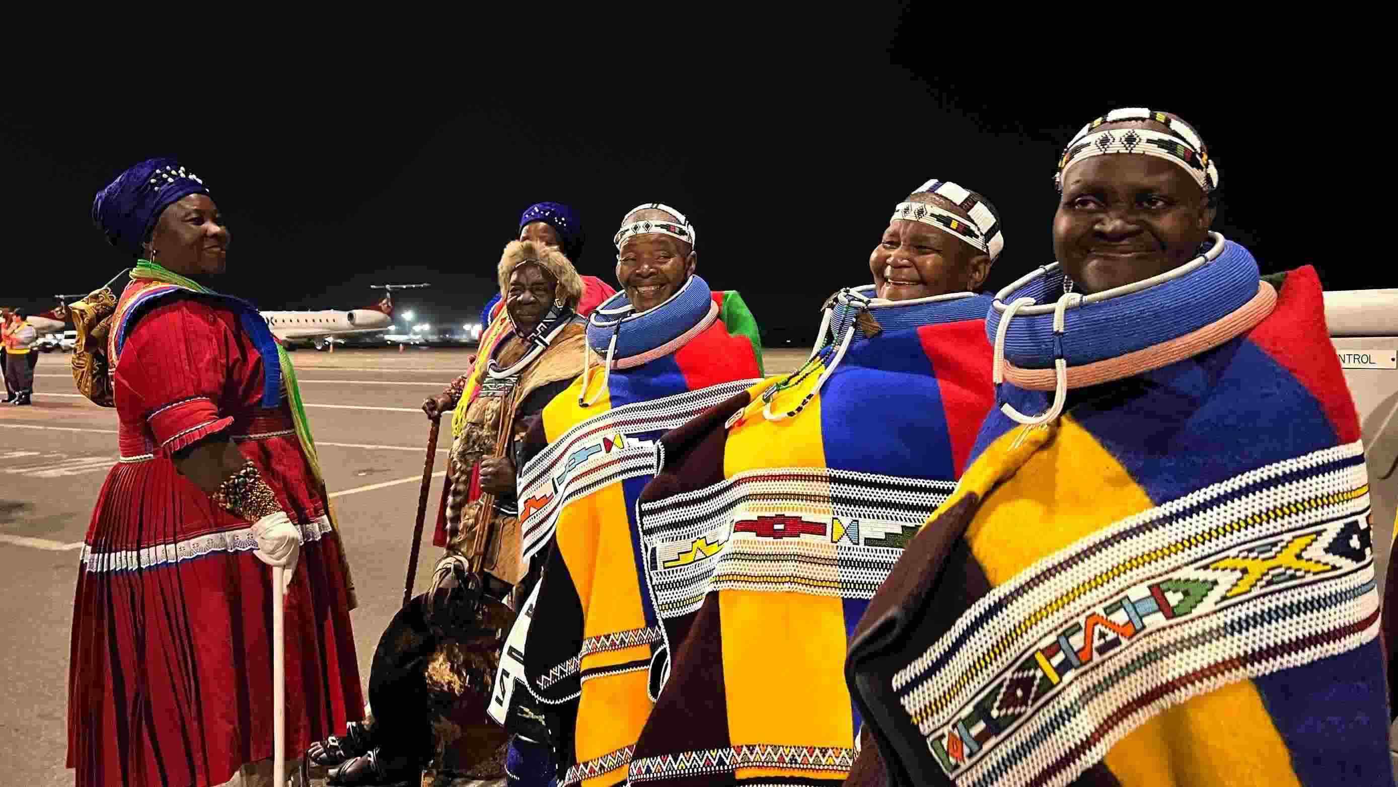 當(dāng)?shù)貢r間2023年8月21日晚，習(xí)近平主席乘坐的專機抵達南非約翰內(nèi)斯堡坦博國際機場，這是身穿民族服飾迎接的當(dāng)?shù)厝罕姟? width=
