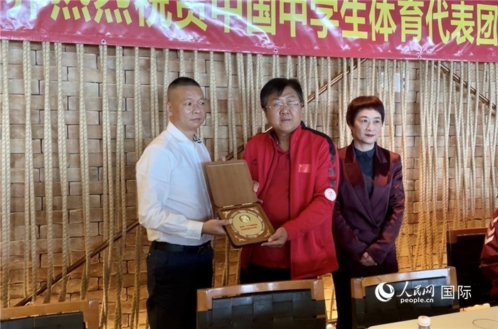 巴西中國和平統(tǒng)一促進(jìn)會會長王俊曉向中國中學(xué)生體育代表團(tuán)團(tuán)長劉立新贈送紀(jì)念品。人民網(wǎng)記者 宋亦然攝