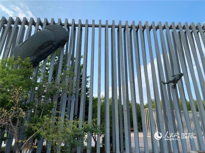 長春國際汽車公園中的立體雕塑。人民網(wǎng) 宋歌攝