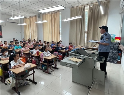 趙超剛在呼家樓中心小學(xué)為學(xué)生們講法治課。受訪者供圖