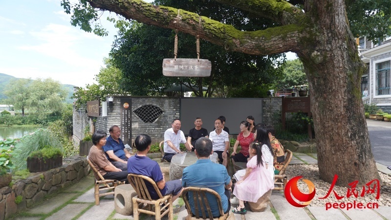 余杭區(qū)徑山鎮(zhèn)小古城村村民在“樟樹(shù)下議事”。人民網(wǎng)肖聰聰攝