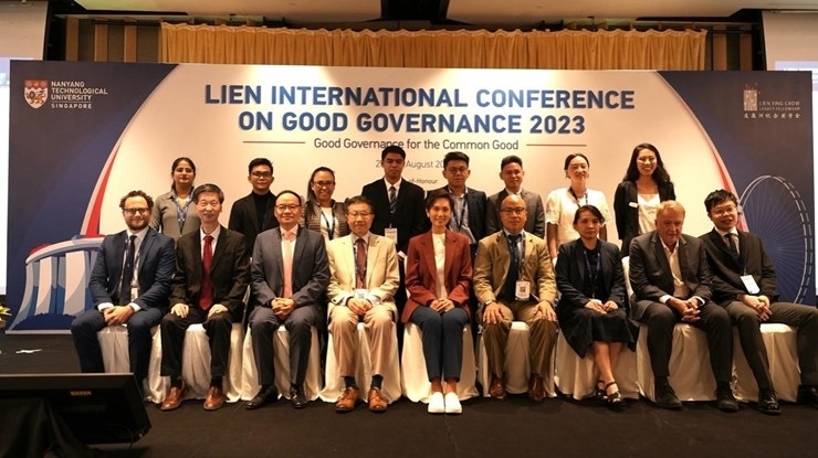 與會嘉賓和新書的編者及章節(jié)作者合影。新加坡南洋理工大學(xué)供圖