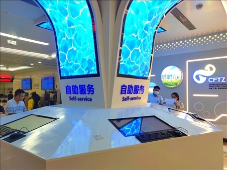 市民在中國(guó)（廣西）自由貿(mào)易區(qū)南寧片區(qū)綜合服務(wù)大廳辦理業(yè)務(wù)。人民網(wǎng) 付華周攝