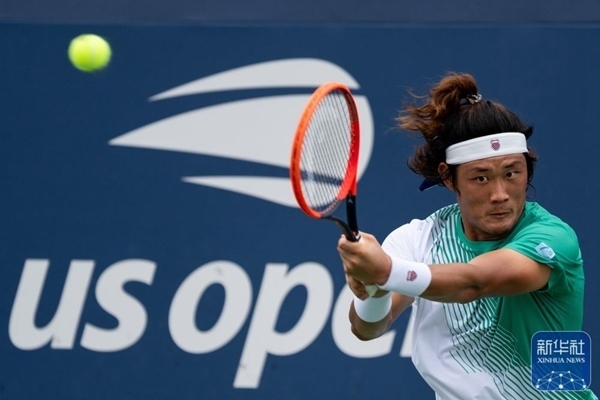 張之臻在比賽中回球。新華社記者 劉杰 攝