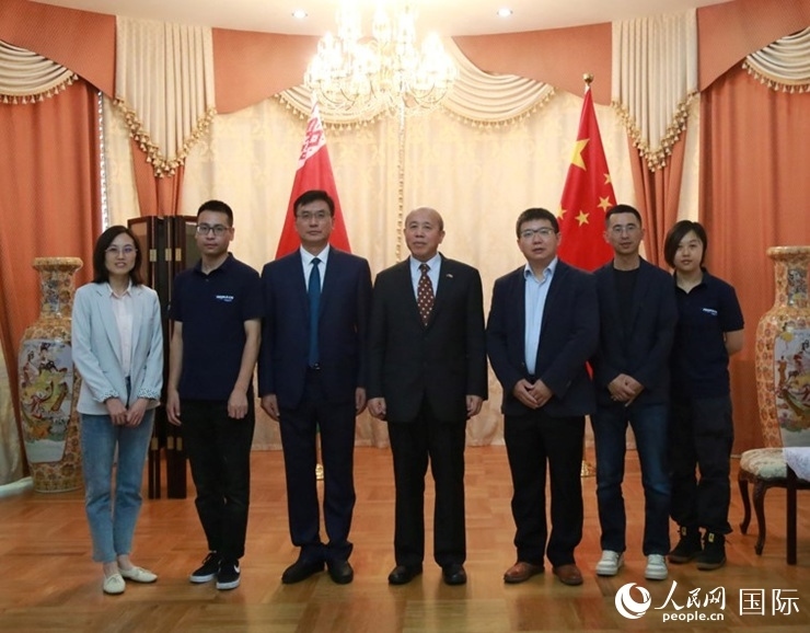 謝小用大使與人民網(wǎng)記者合影。