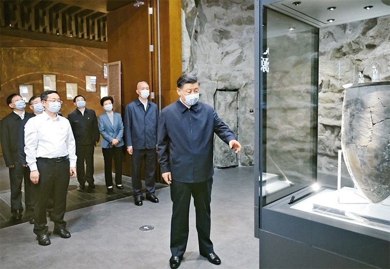 2023年6月2日，中共中央總書記、國家主席、中央軍委主席習(xí)近平在北京出席文化傳承發(fā)展座談會并發(fā)表重要講話。這是座談會前，習(xí)近平2日下午在中國歷史研究院考察。 新華社記者 鞠鵬/攝
