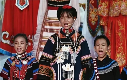 △今年7月，在成都大運會開幕式上，從大山深處走來的孩子們，自信地站在舞臺中央，以歌聲表達對未來的憧憬。