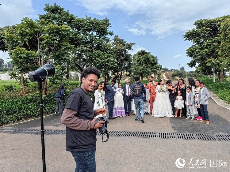 一對新人和親友在亞的斯亞貝巴友誼廣場合影。人民網(wǎng)記者 陳星星攝