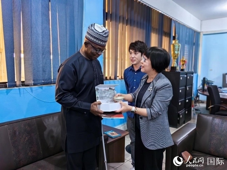 人民網(wǎng)監(jiān)事會主席唐維紅（右一）帶隊訪問尼日利亞通訊社，與該社總裁布克·龐勒（左一）交流。人民網(wǎng)記者 陳星星攝