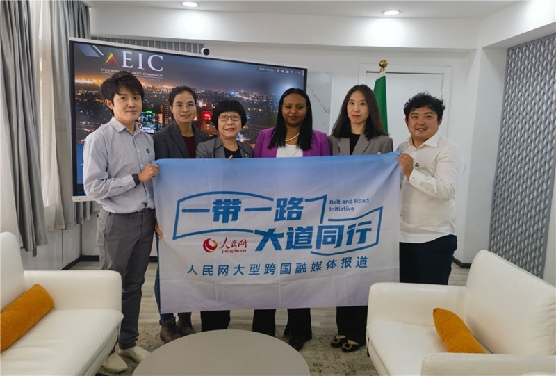 埃塞俄比亞投資委主任萊利斯（右三）、萬(wàn)巧云（左二）與人民網(wǎng)記者合影。