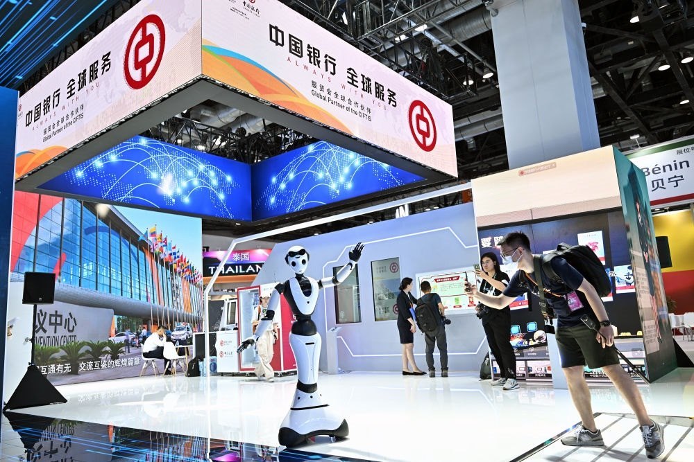 9月1日，媒體記者在國家會(huì)議中心中國銀行展臺(tái)拍攝一款迎賓接待機(jī)器人。新華社記者 李鑫 攝
