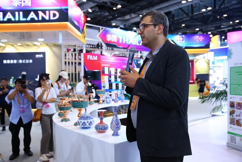 9月1日，參展商在國家會(huì)議中心向媒體記者介紹展臺(tái)信息。新華社記者 孫瑋彤 攝