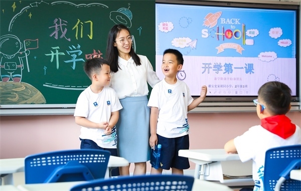 8月30日，雄安史家胡同小學(xué)學(xué)生體驗(yàn)學(xué)校生活。