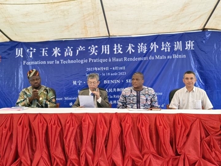 8月9日，2023年貝寧“玉米高產(chǎn)實(shí)用技術(shù)培訓(xùn)班”開(kāi)班儀式在位于塞梅波吉市的中國(guó)援貝寧農(nóng)業(yè)技術(shù)示范中心舉行。