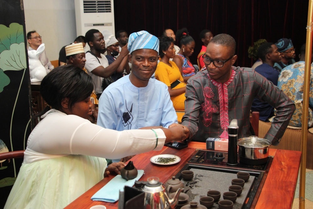 人們?cè)谪悓幙仆信悓幹袊?guó)文化中心“茶和天下·雅集——青島有禮”文化交流活動(dòng)上品茶。