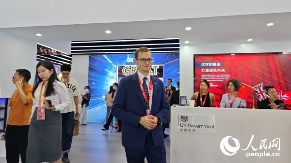 9月2日，英國(guó)館館長(zhǎng)、英國(guó)商業(yè)貿(mào)易部市場(chǎng)推廣主管康鵬接受人民網(wǎng)記者采訪。人民網(wǎng)記者 趙雯博攝