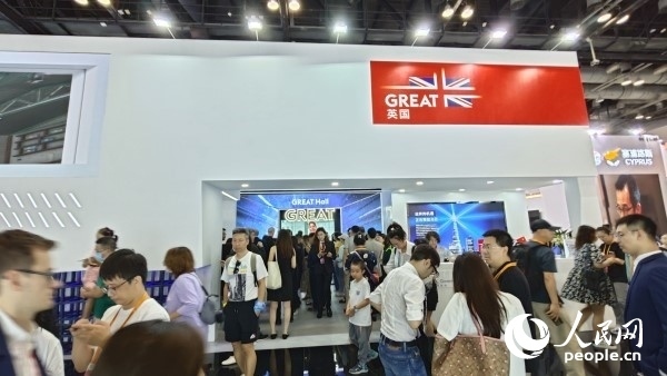 9月3日，英國(guó)館吸引參展觀眾駐足。人民網(wǎng)記者 趙雯博攝